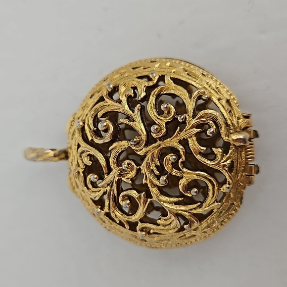 Vintage Filagree Open Work Goldtone Round Locket - Picture 1 of 6